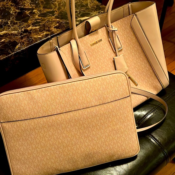 Michael KOHR pink drawstring purse and Laptop holder. - Picture 7 of 10